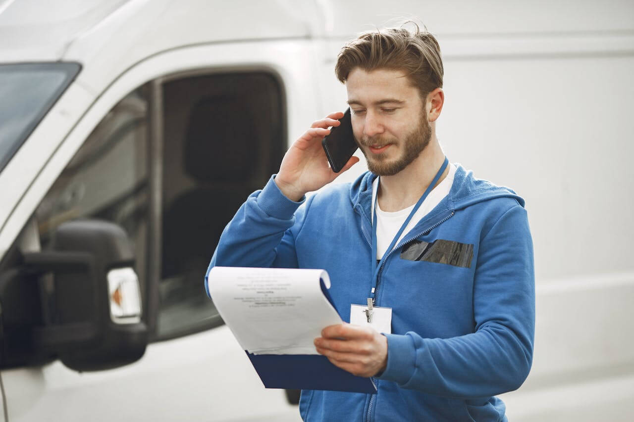 homme au telephone devant transport frigorifique